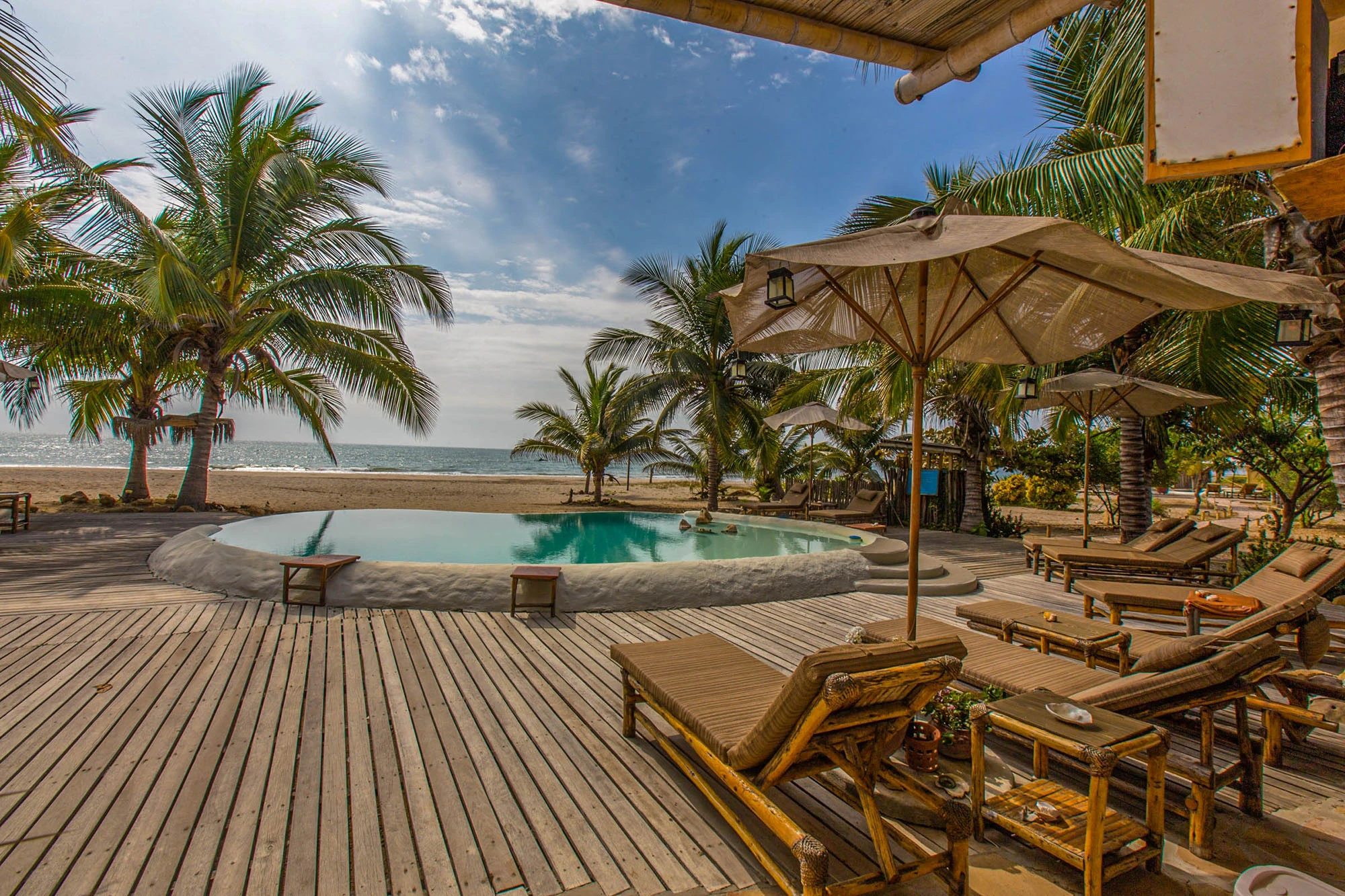 Piscina frente a la playa — La Posada de los Tumpis, Zorritos
