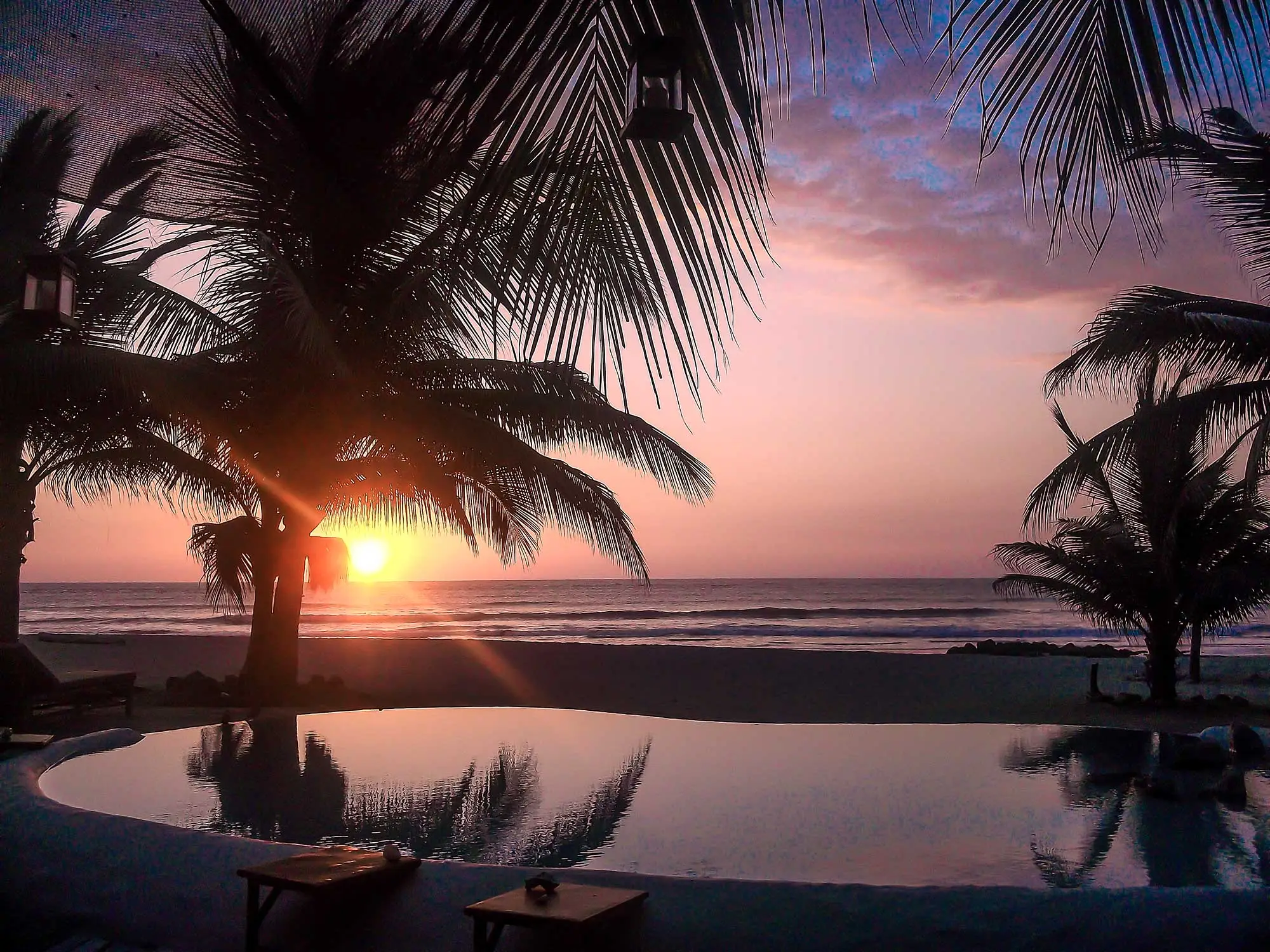 Atardecer sobre la piscina — La Posada de los Tumpis